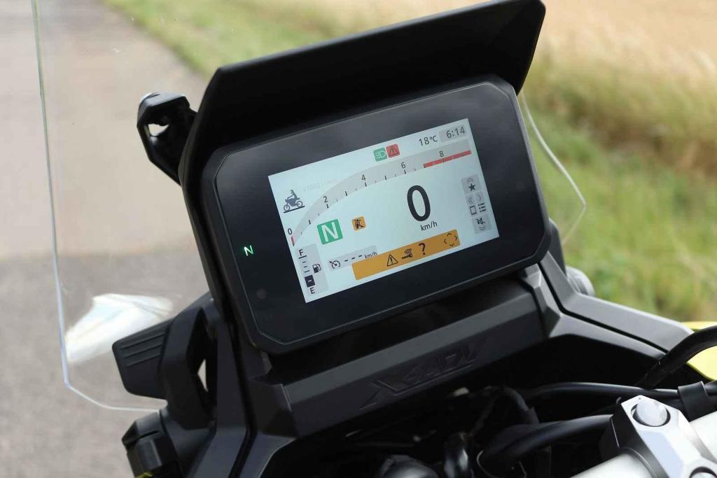 Petipalcový displej nabízí konektivitu s mobilem včetně ěipkové navigace a hlasového ovládání přes interkom.