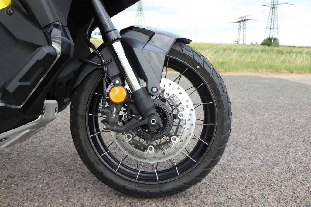 Radiální čtyřpístové brzdové třmeny se zakusují do 296mm kotoučů a jsou vybaveny systémem ABS.