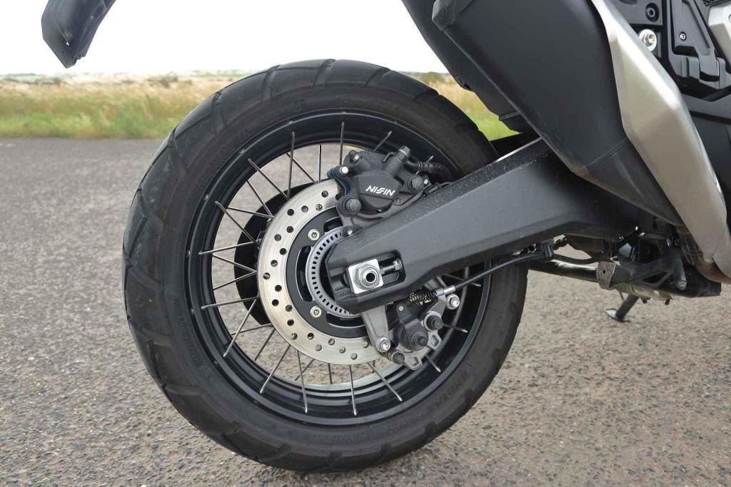 Kola mají drátěný výplet po vzoru terénních motocyklů.