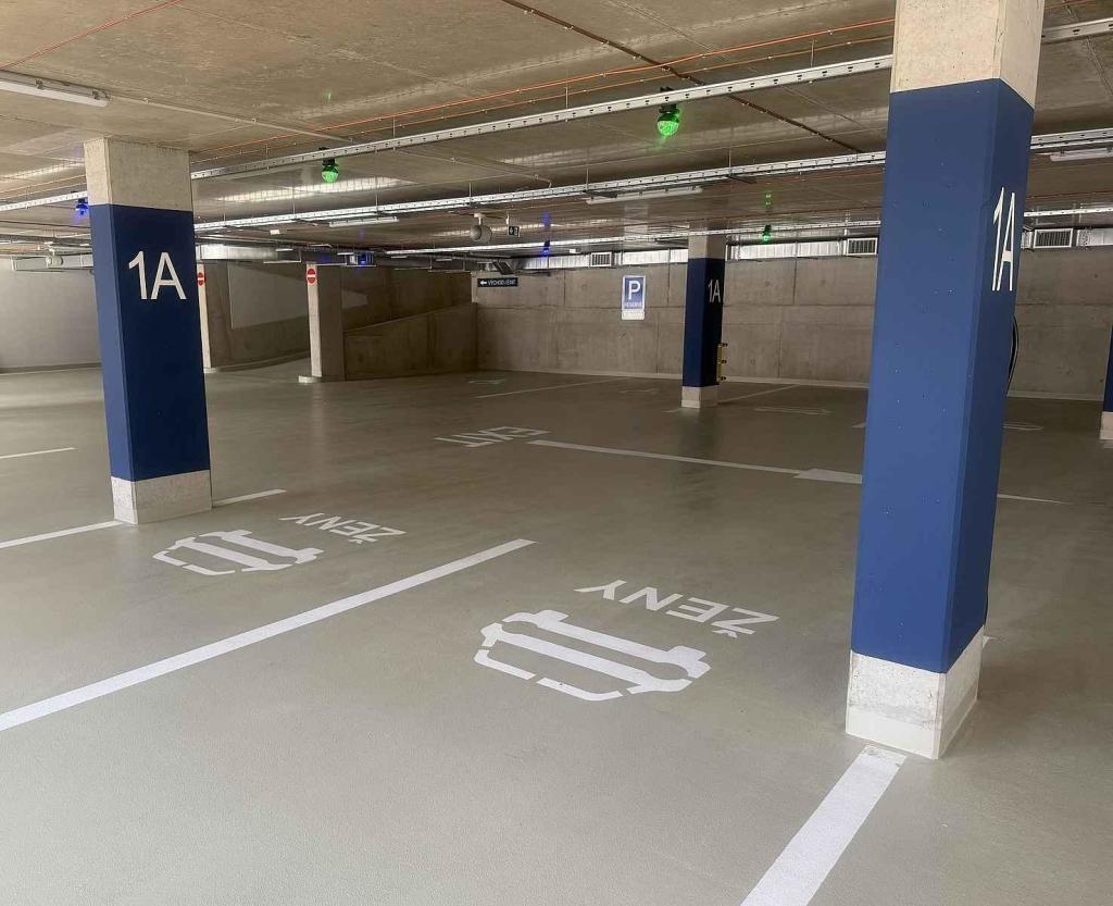 Přes šest set stání mají řidiči od úterý k dispozici v novém parkovacím domě a jeho blízkém okolí mezi brněnskými ulicemi Veveří, Bulínova a Šumavská.