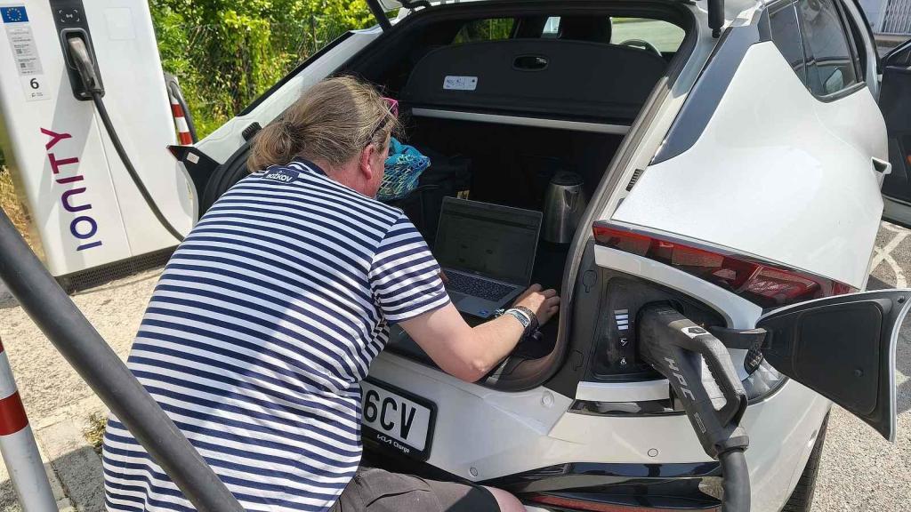 Elektrická Kia EV6 nám posloužila i jako pojízdná redakce.