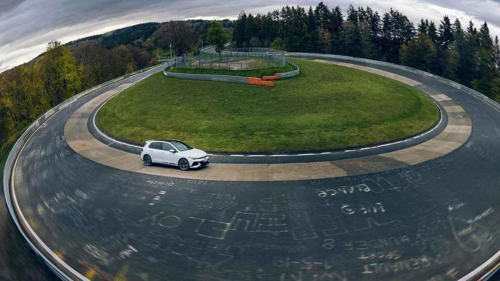 Úvodní foto k článku 'S Volkswagenem Golf GTI v zeleném pekle: Jak bezpečně projet nejtěžší silnici'