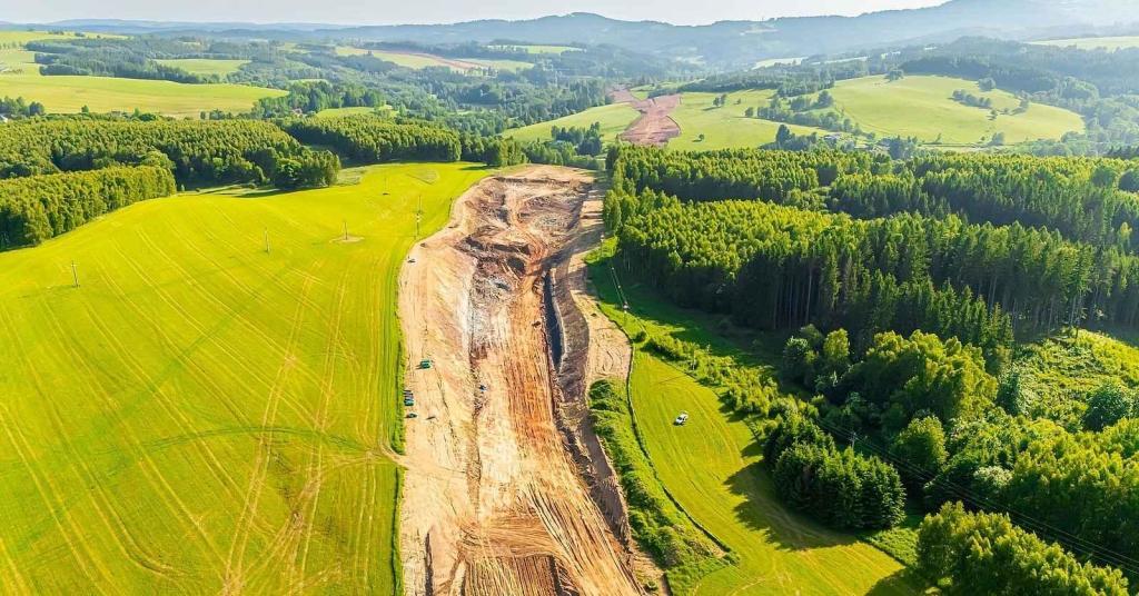 Stavba dálnice D11 u česko-polské hranice.