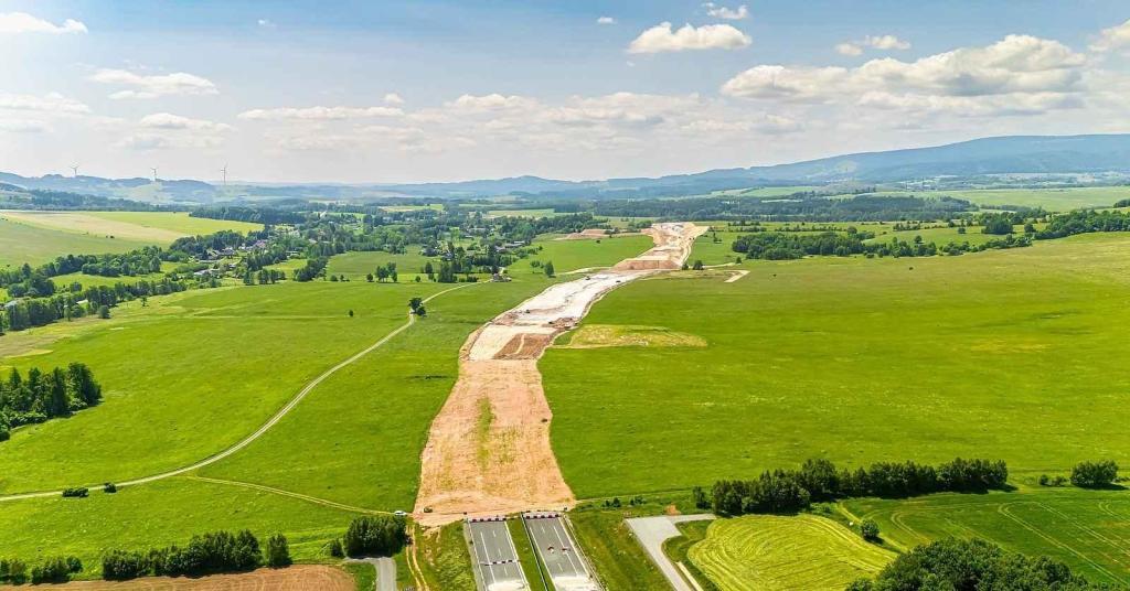 Stavba dálnice D11 u česko-polské hranice.