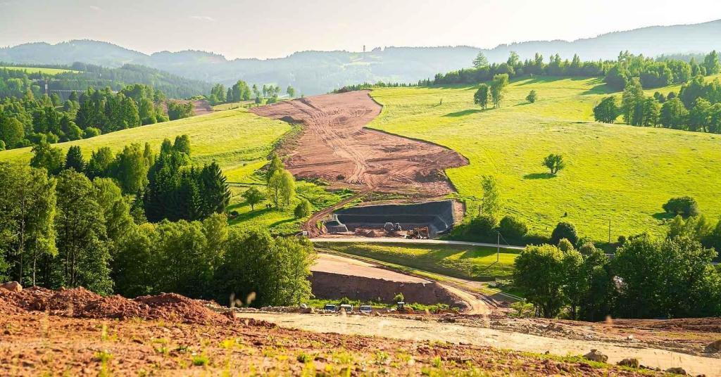 Stavba dálnice D11 u česko-polské hranice.