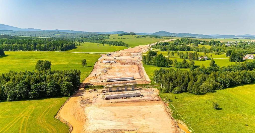 Stavba dálnice D11 u česko-polské hranice.