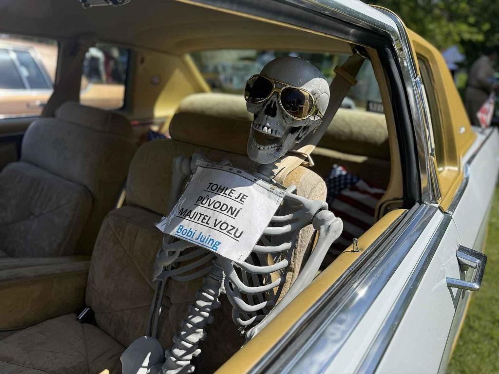Návštěvníci akce mohli obdivovat kolem 140 historických automobilů, motorek i traktorů.