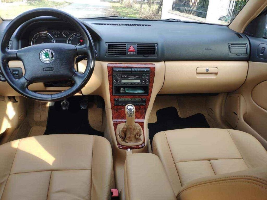 Interiér raritního vozu Škoda Octavia Long.