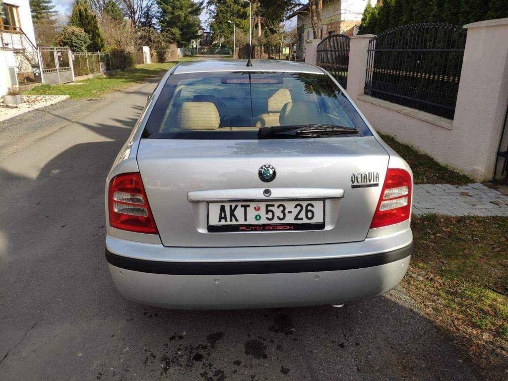 Tento konkrétní kousek je jedním z mála, které se objevily na trhu. Navíc je v netradiční stříbrné barvě.