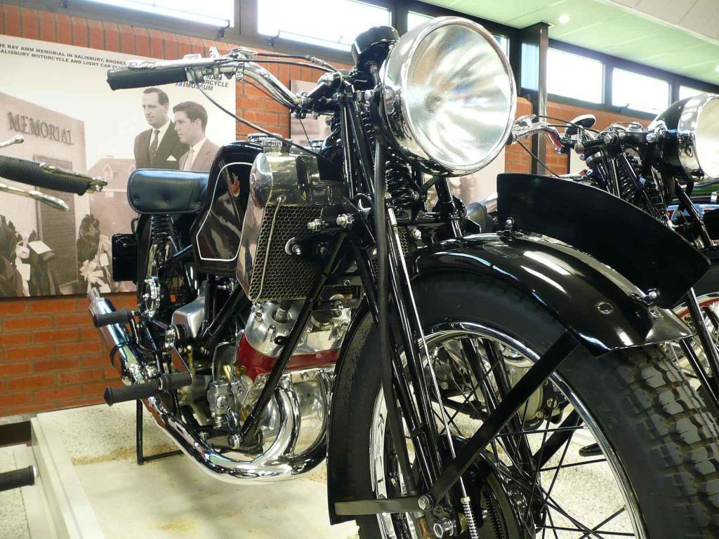 Mezi populární modely společnosti Scott patřil motocykl Scott Flying Squirrel. Byl ale příliš drahý. Vyráběl se od roku 1926 do vypuknutí II. světové války.