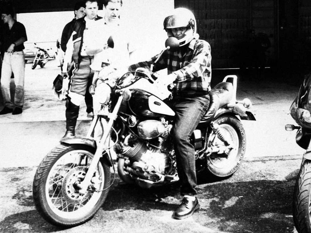 Autor textu před jízdou s chopperem Yamaha XV750 po závodním okruhu Autodromu Most.