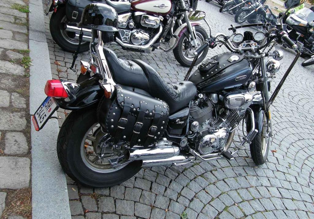 Pohled zezadu z boku na Yamahu Virago XV 1100.