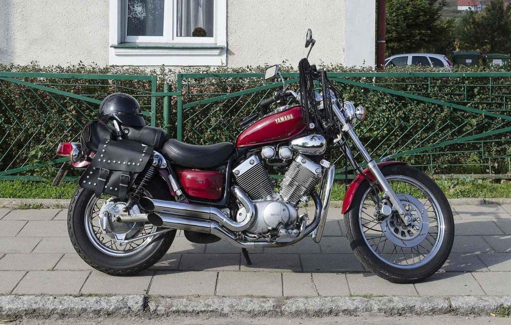 Motocykl Yamaha XV 353 vyfotografovaný v roce 2014.