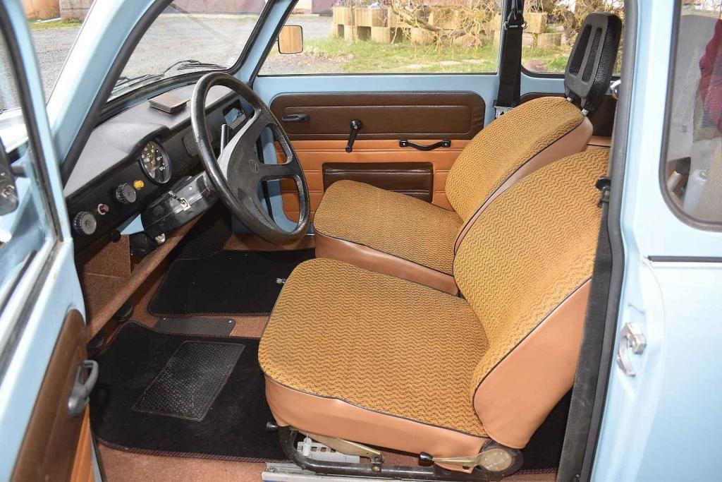 Od roku 1977 byla pod palubní deskou polička.