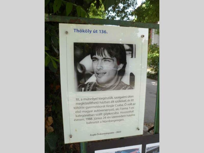 Informační cedule připomínající závodníka Csabu Kesjára u památníku v Tököliho ulici v Budapešti.
