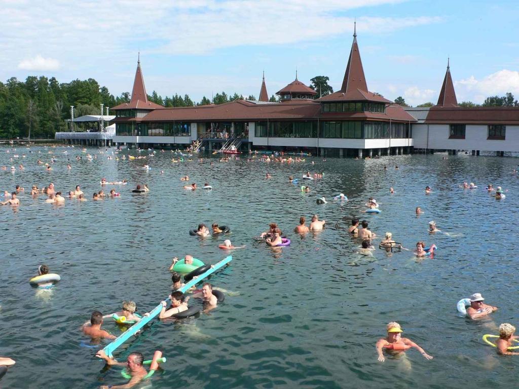 Hloubka v hevízkém jezeru přesahuje až 40 metrů.