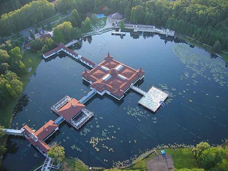Letecký pohled na jezero Hévíz.