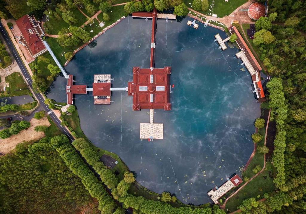 Jezero Hévíz má unikátní léčivé účinky.