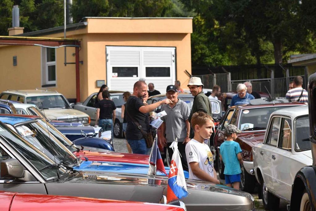 Hippies v broučku, Velorex i Praga ozdobily sraz veteránů v Rožnově pod Radhoštěm.