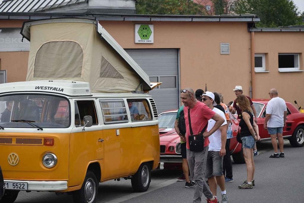 Hippies v broučku, Velorex i Praga ozdobily sraz veteránů v Rožnově pod Radhoštěm.