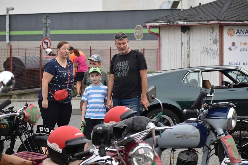 Hippies v broučku, Velorex i Praga ozdobily sraz veteránů v Rožnově pod Radhoštěm.