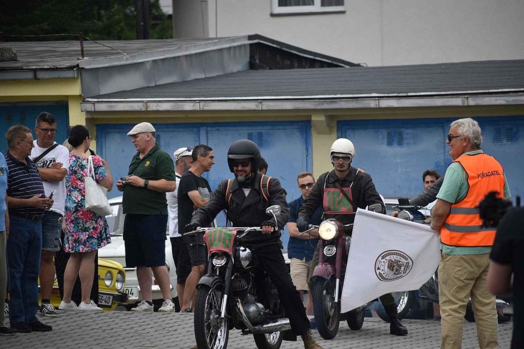 Hippies v broučku, Velorex i Praga ozdobily sraz veteránů v Rožnově pod Radhoštěm.
