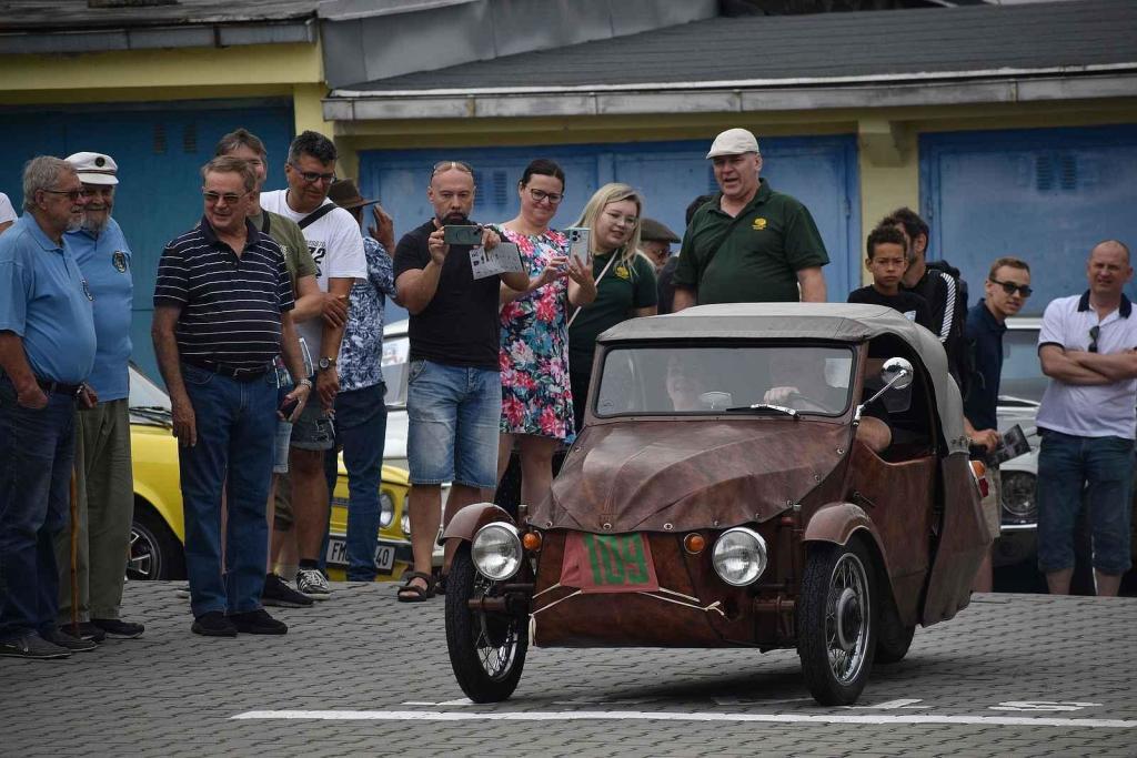 Hippies v broučku, Velorex i Praga ozdobily sraz veteránů v Rožnově pod Radhoštěm.