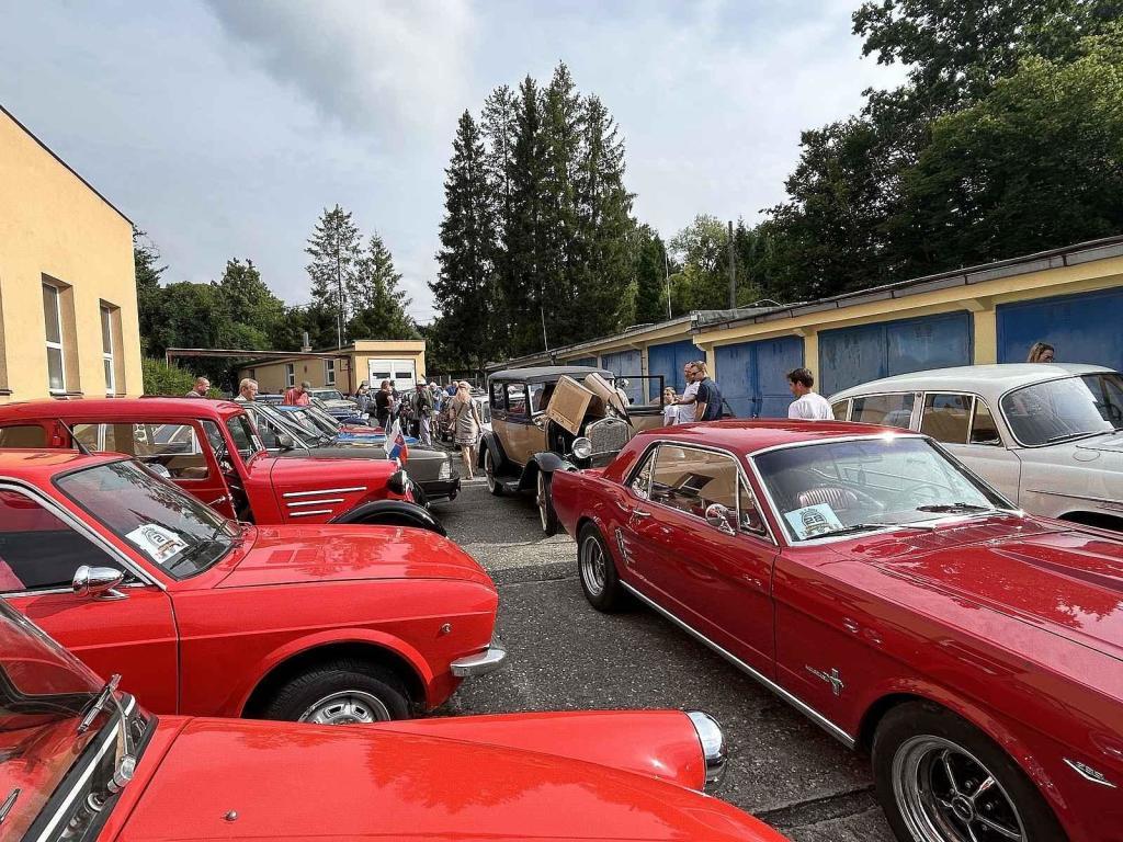 Hippies v broučku, Velorex i Praga ozdobily sraz veteránů v Rožnově pod Radhoštěm.