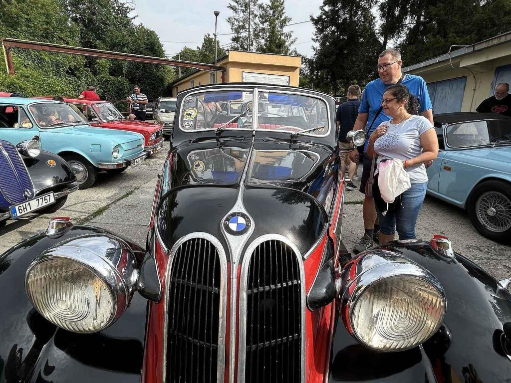 Hippies v broučku, Velorex i Praga ozdobily sraz veteránů v Rožnově pod Radhoštěm.