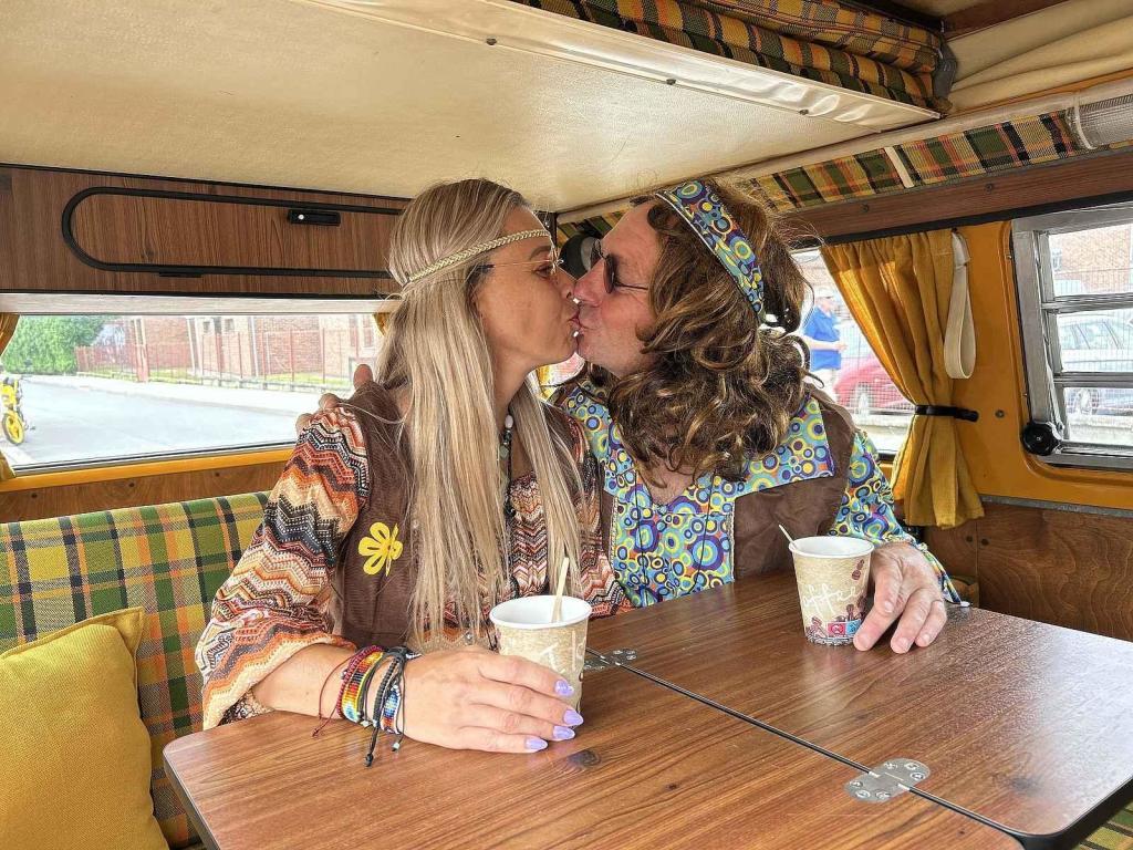 Hippies v broučku, Velorex i Praga ozdobily sraz veteránů v Rožnově pod Radhoštěm.