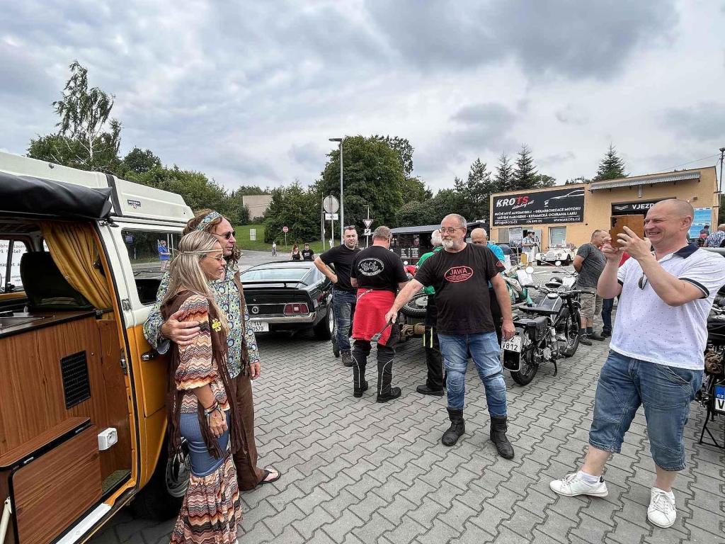 Hippies v broučku, Velorex i Praga ozdobily sraz veteránů v Rožnově pod Radhoštěm.