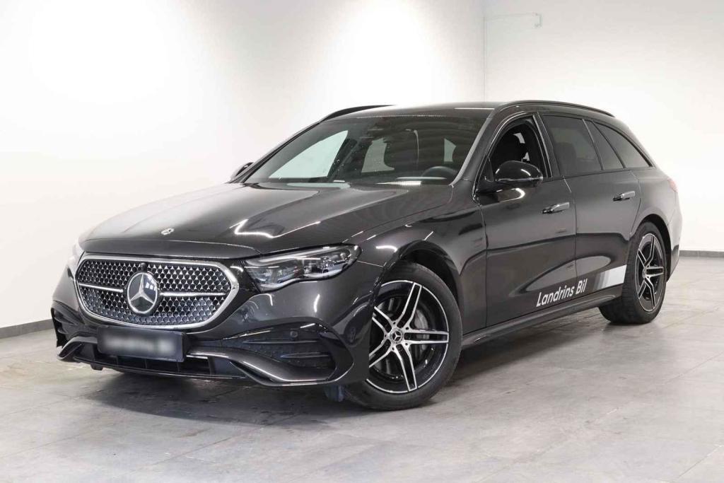 Také mercedesů je méně.