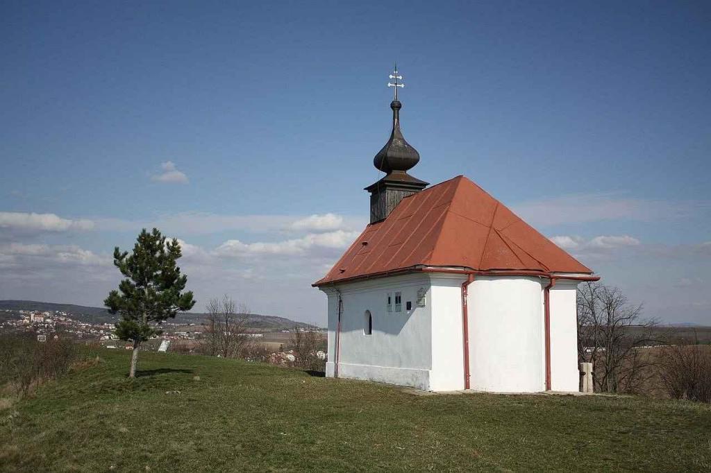 Kaple Panny Marie Sněžné má jasně červenou střechu. Z místa je krásný výhled do krajiny