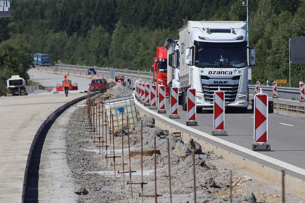 Úvodní foto k článku 'Finišery na D5 jedou jako tanky. Řidiče čeká betonový maraton až do roku 2028'