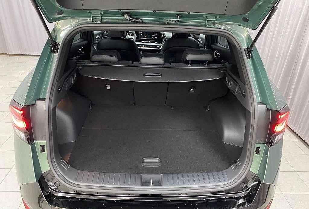 Kia Sportage. Objem zavazadlového prostoru činí až 587 litrů, po sklopení sedadel druhé řady pak dokonce 1776 litrů.