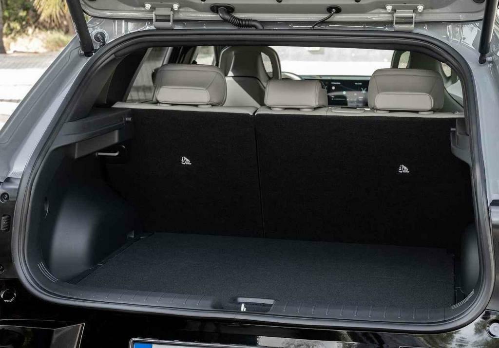 Zavazadlový prostor v hatchbacku je průměrný.