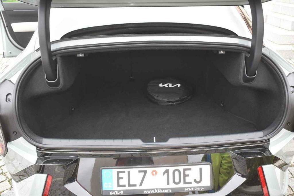 Ve verzi sedan má malý nakládací otvor.