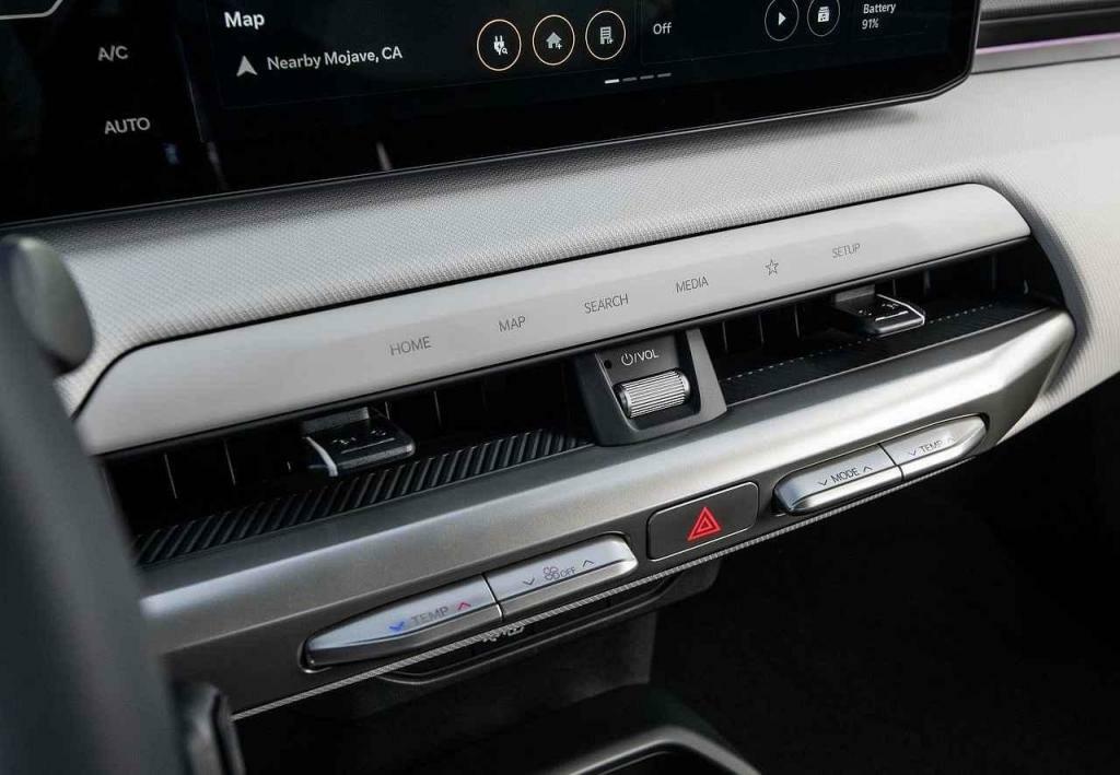 Klimatizace má fyzické ovladače.