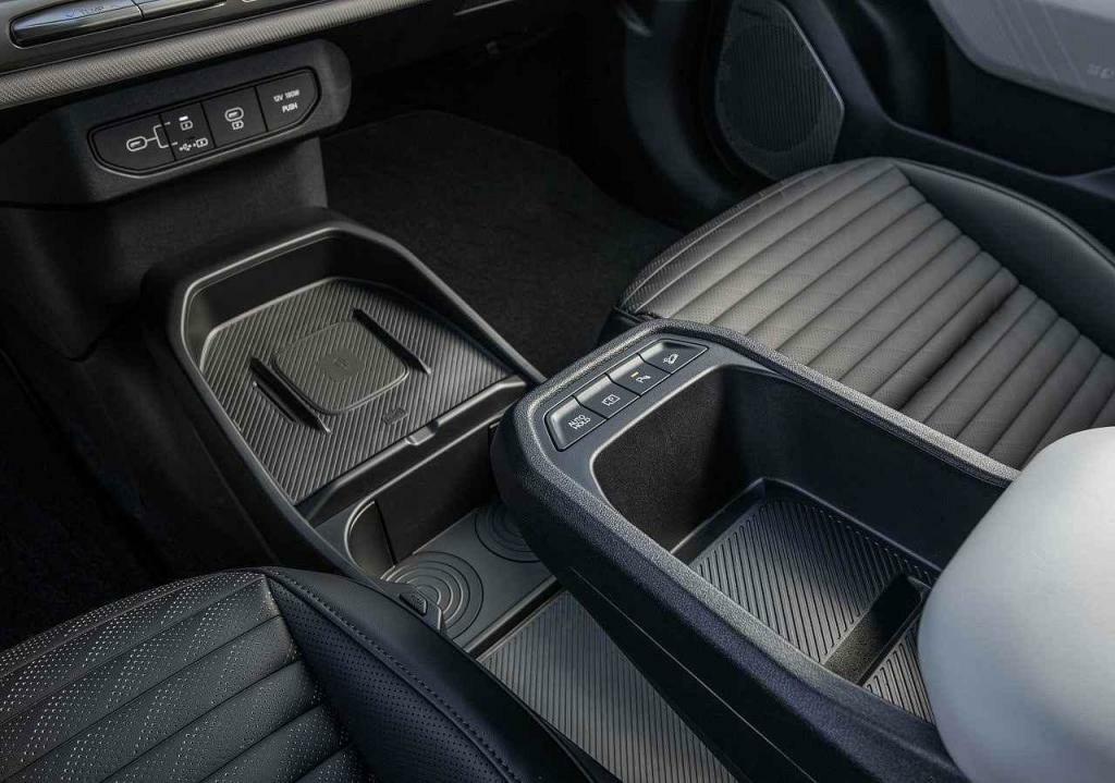 Mezi sedačkami jsou dvě úrovně odkládacích prostor.