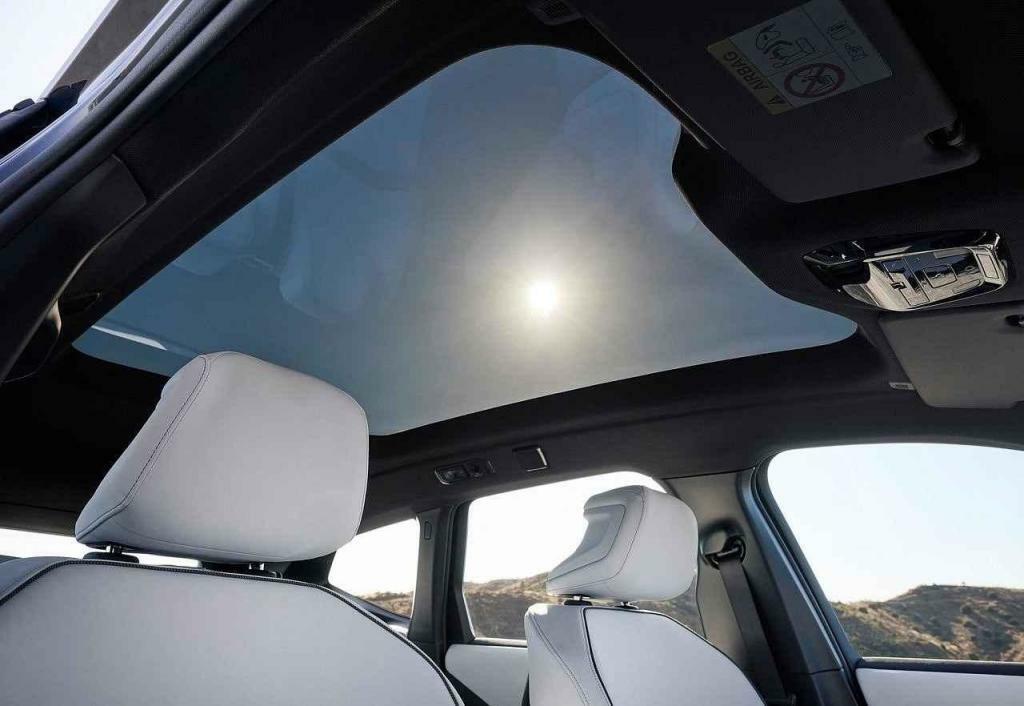 Střešní okno je součástí standardní výbavy.