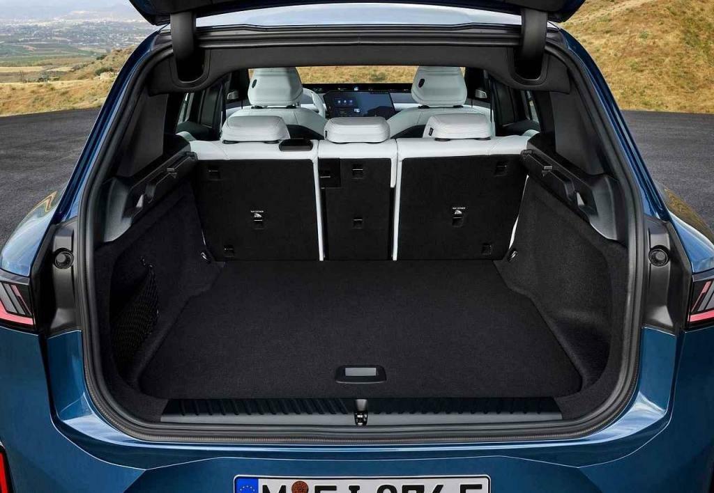 Zavazadelník je objemný a dobře přístupný.