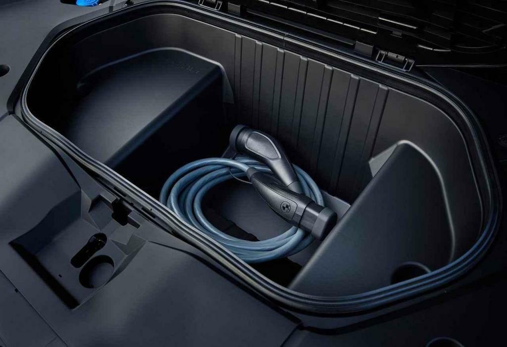 Vpředu je prostor pro uložení kabelů.