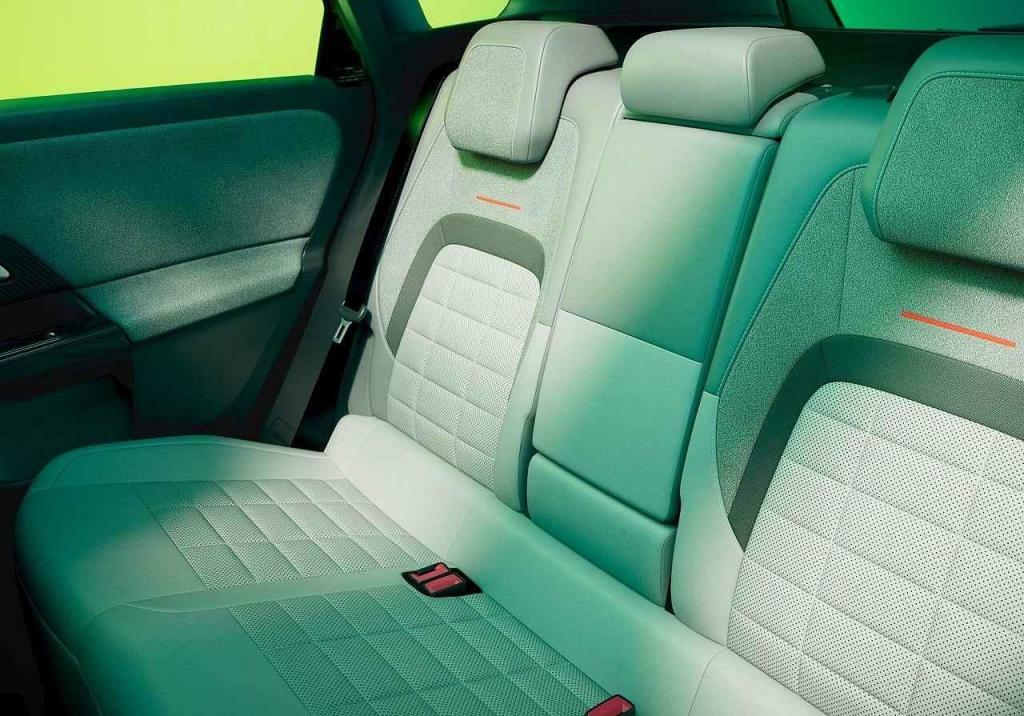 Opěradla vzadu lze naklápět.