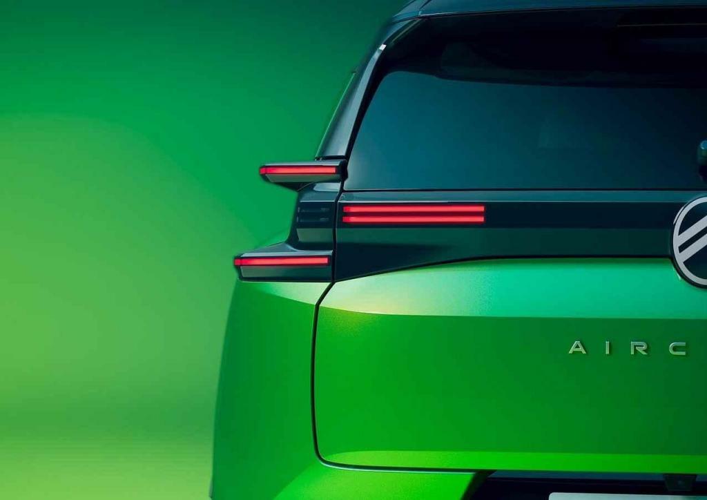 Vystupující části zadních světel se označují jako světelná křídla.