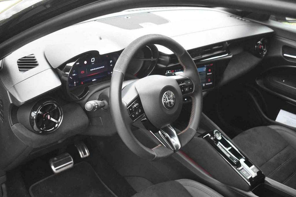 Dominantou interiéru je povedený volant.