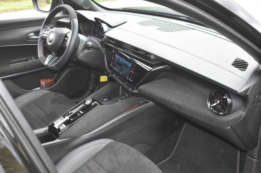 Palubní deska je natočena k řidiči.