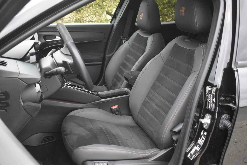 Sedačky nemají složité tvary, ale tělo dobře podrží.