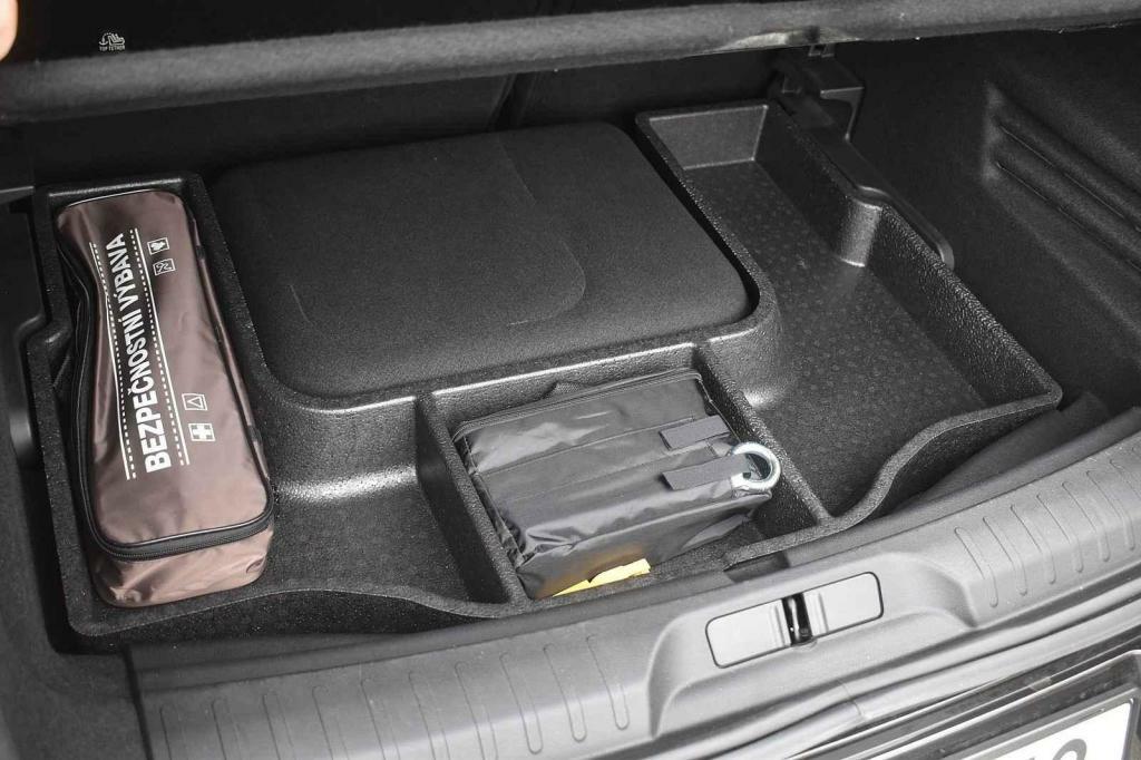 Pod dnem je pár přihrádek.