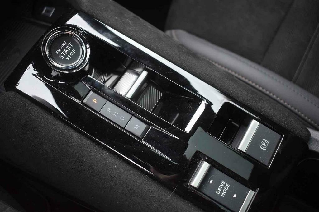 Volič převodovky najdete na centrální konzole.