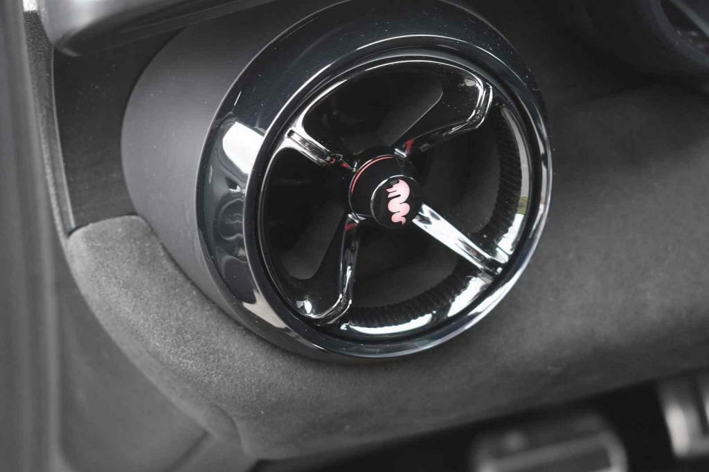 Hezky zpracované ventilační otvory.